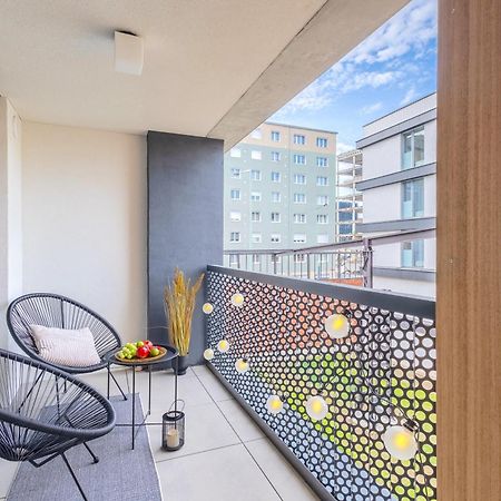 Design Apartment - Balcony, Free Parking, Yoga, 10 Mins To Center, By Gravity Praha Bagian luar foto