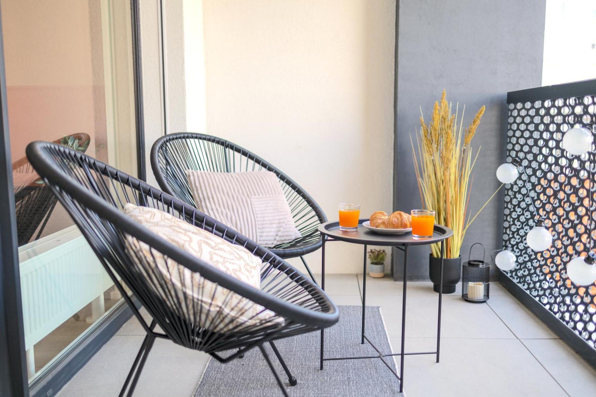 Design Apartment - Balcony, Free Parking, Yoga, 10 Mins To Center, By Gravity Praha Bagian luar foto