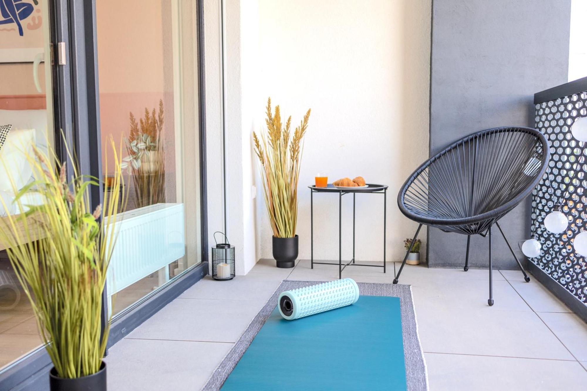 Design Apartment - Balcony, Free Parking, Yoga, 10 Mins To Center, By Gravity Praha Bagian luar foto